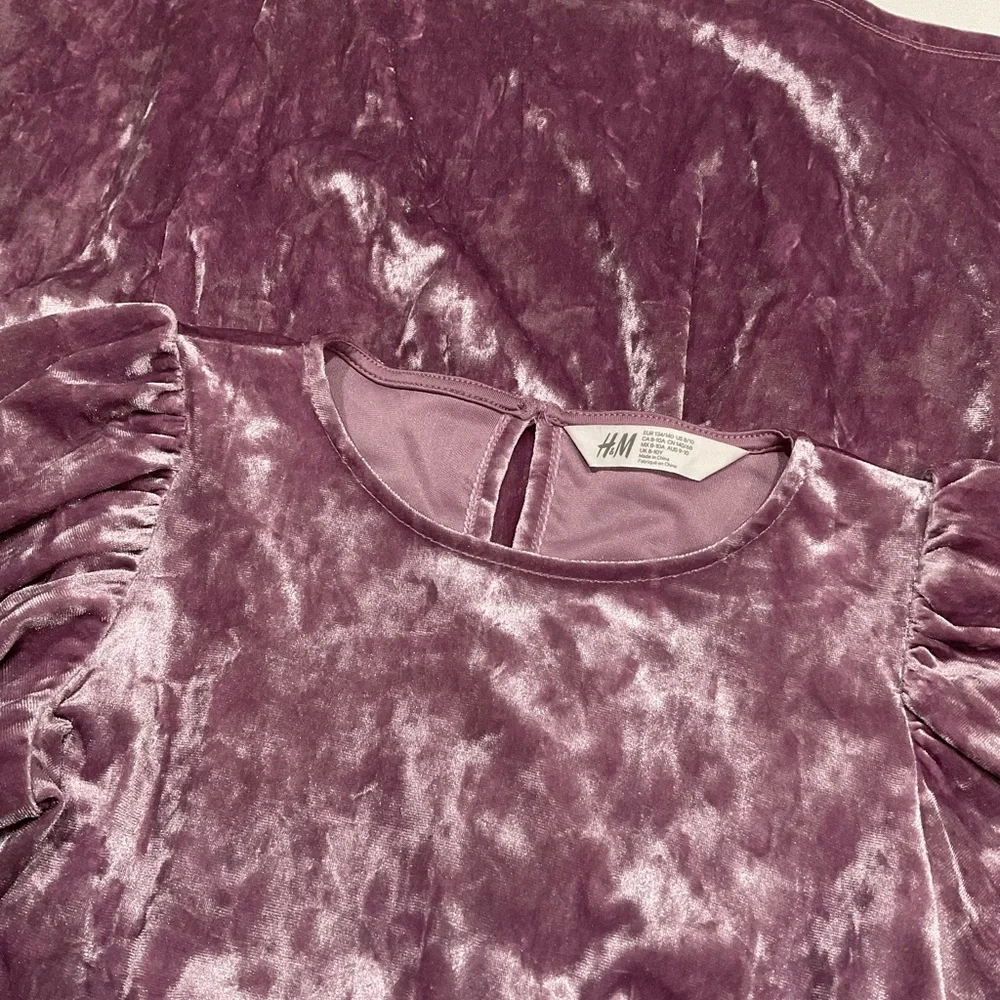 ☀️H&M Girl’s Velour Pleated Bell Sleeves Dress, Size 8-10, 134-140